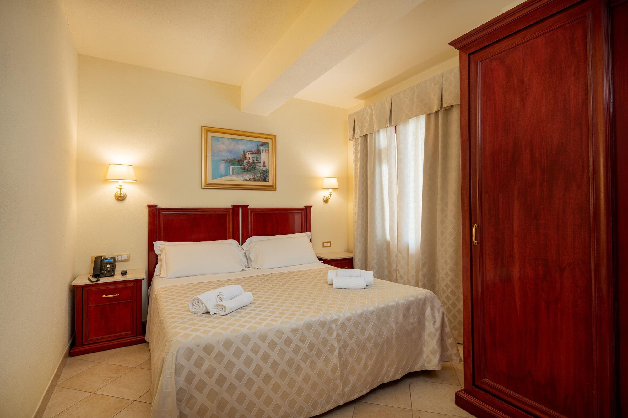 Hotel Regina Elena Olbia Kültér fotó