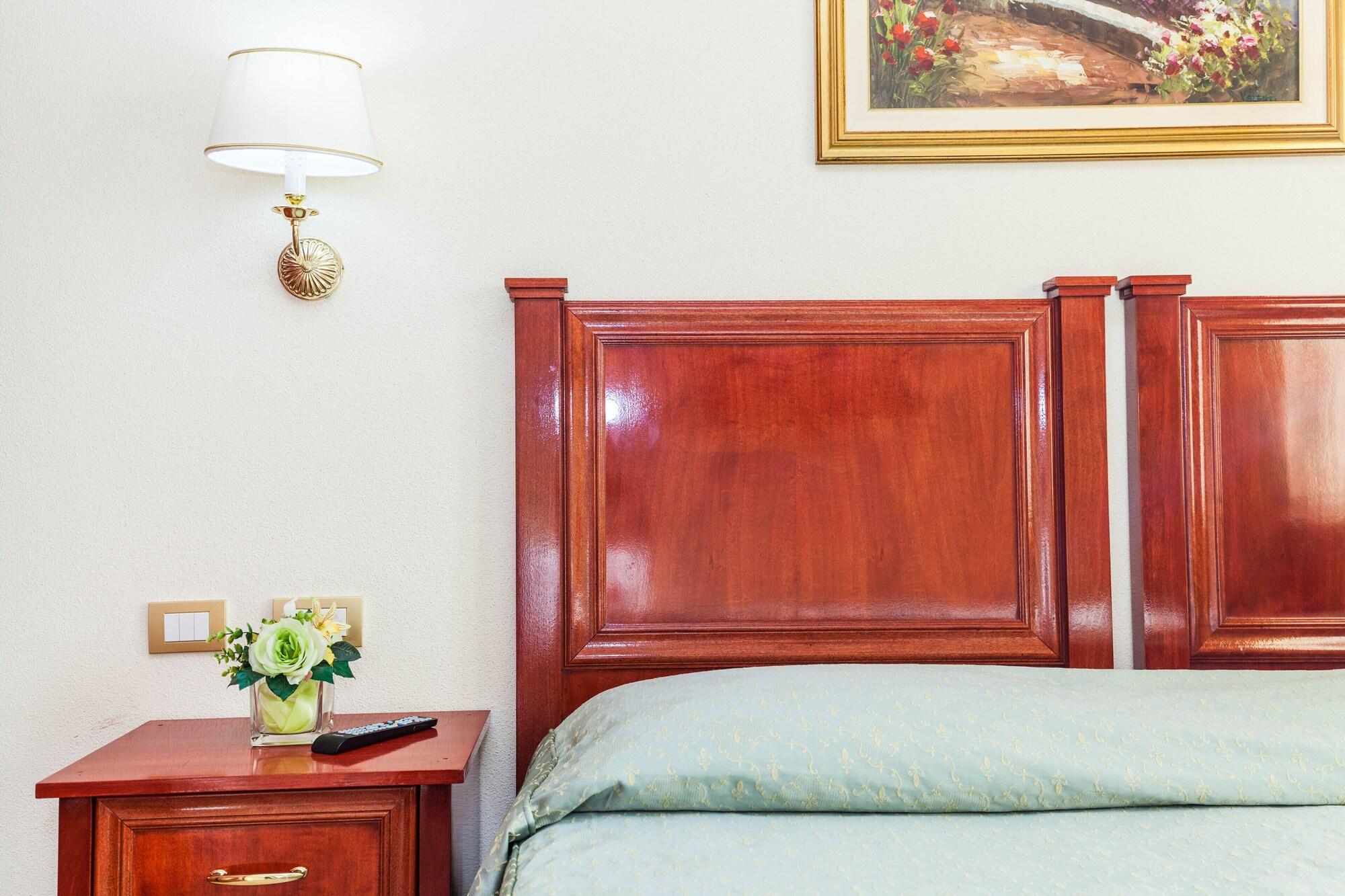Hotel Regina Elena Olbia Kültér fotó