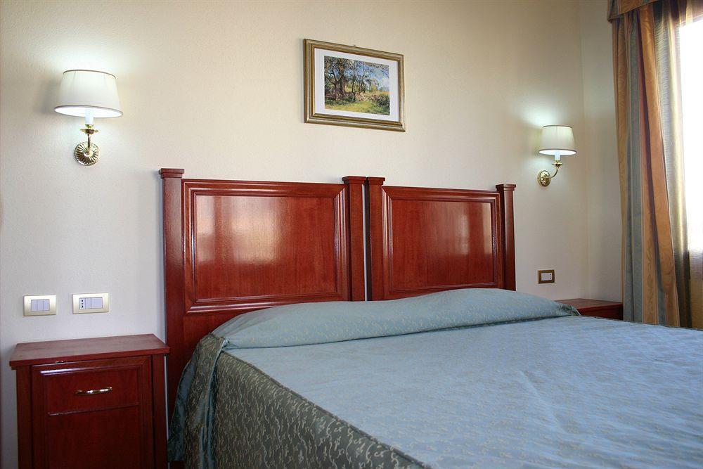 Hotel Regina Elena Olbia Kültér fotó