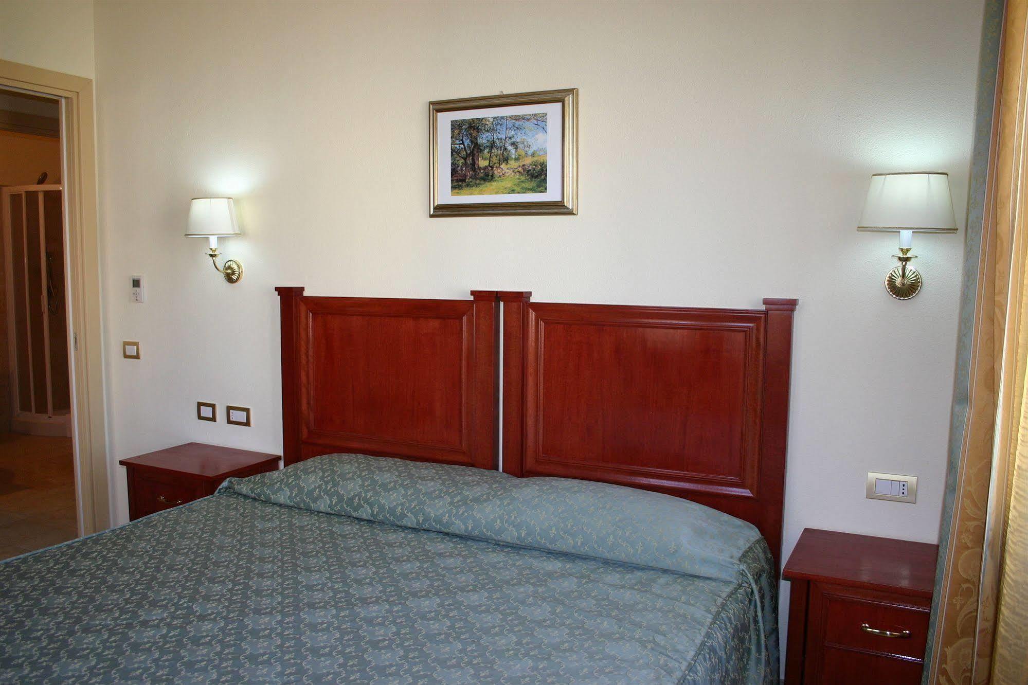 Hotel Regina Elena Olbia Kültér fotó